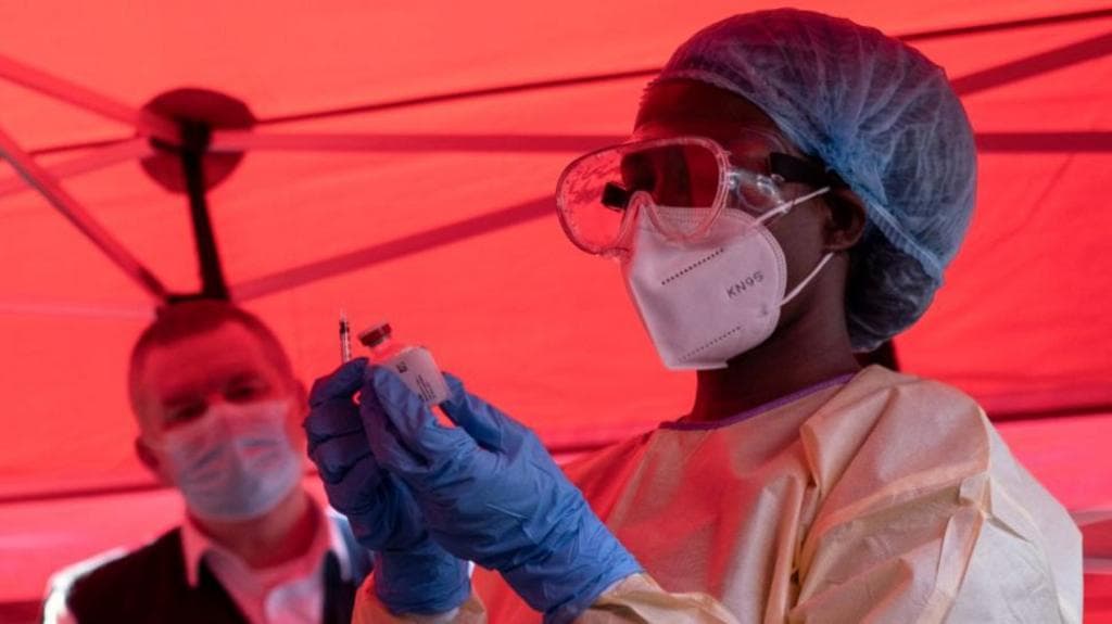 Ebola Exposure: Six Americans at Risk as Symptoms Emerge